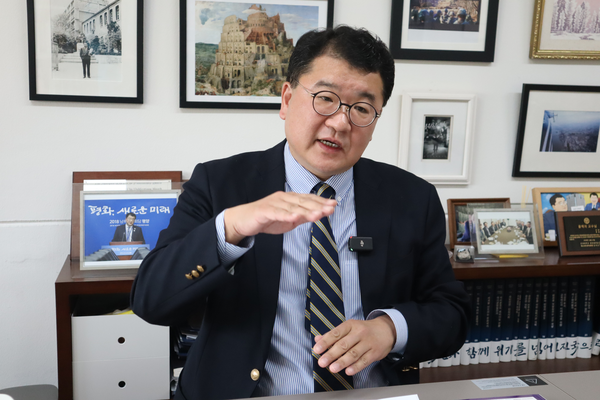 최종건 교수는 [새로운 대한민국을 묻다 10편] 김능구의 '스페셜 인터뷰'에서 지난 트럼프 1기 때와 달리 외교적 상황이 많이 달라진 상태여서 북미 관계 개선이 쉽지 않을 것이라고 전망하면서 