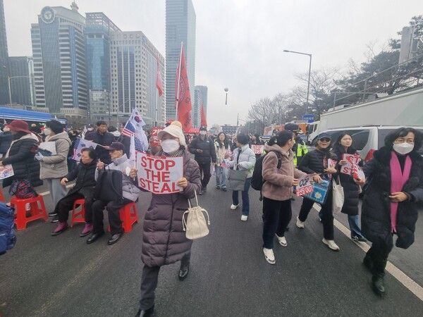 집회 시작 1시간 전인 오후 12시. 많은 이들이 집회에 참석하고 있다. [사진=김민주 기자]
