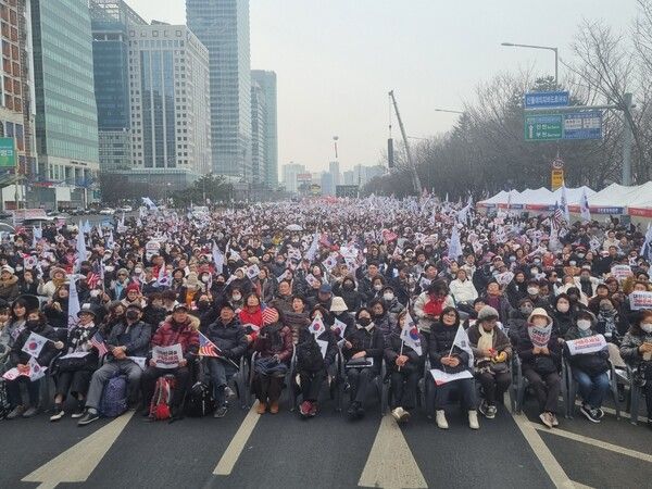 집회 참가자들이 미니 태극기와 성조기를 들고 연설자들의 주장에 호응하고 있다. [사진=김민주 기자]&nbsp;