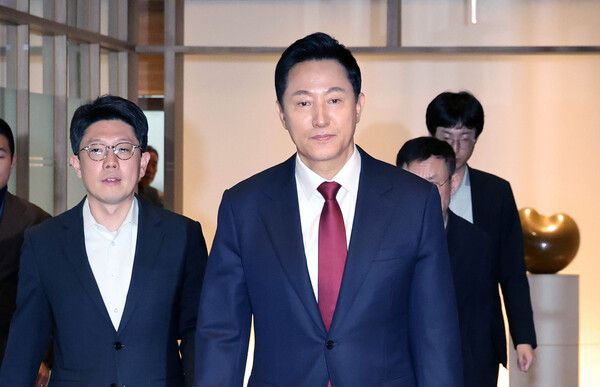 오세훈&nbsp;서울시장이 20일 서울시청 집무실 앞에서 검찰의 압수수색 관련 입장을 밝힌 뒤 집무실을 나서고 있다. 검찰은 '정치 브로커' 명태균 씨가 연루된 여론조사비용 대납 의혹과 관련해 이날 오 시장에 대한 압수수색을 실시했다. [사진=연합뉴스]&nbsp;