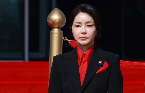 김건희 여사가 윤 대통령이 체포되자 대통령 경호처 직원들에게 총기 사용을 언급하며 질책한 정황이 확인돼 파장이 일고 있다 [사진=연합뉴스]
