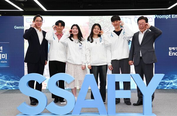 더불어민주당 이재명 대표와 이재용 삼성전자 회장이 20일 서울 강남구 삼성 청년 소프트웨어 아카데미(SSAFY)에서 기념촬영을 하고 있다. [사진=연합뉴스]