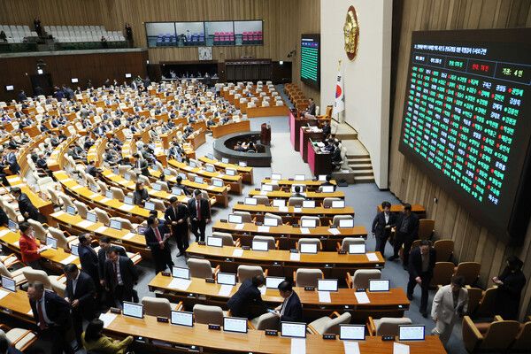20일 국회 본회의에서 '마약수사 외압 의혹 상설특검안'이 통과되자 국민의힘 의원들이 퇴장하고 있다. [사진=연합뉴스]