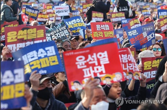 22일 광화문 일대에 집결한 윤석열 파면 야5당 및 尹퇴진 비상행동, 촛불행동, 민주노총의 윤석열 파면 촉구 집회가 10만명 이상 규모로 열렸다. [사진=연합뉴스]