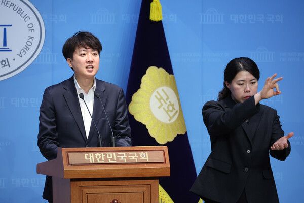 개혁신당&nbsp;이준석&nbsp;의원이 21일 서울 여의도 국회 소통관에서 국민연금법 개정안 관련 기자회견을 하고 있다. [사진=연합뉴스]