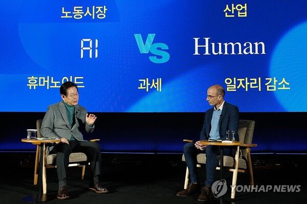더불어민주당 이재명 대표와 '사피엔스'의 저자이자 이스라엘의 세계적 석학인 유발 하라리 전 히브리대 역사학과 교수가 22일 서울 여의도 국회 사랑재에서 인공지능(AI)을 주제로 대담하고 있다. [사진=연합뉴스]