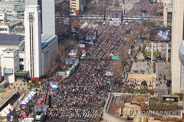 22일 서울 중구 세종대로에서 '윤석열 대통령 탄핵반대 광화문국민대회'가 열리고 있다. [사진=연합뉴스]