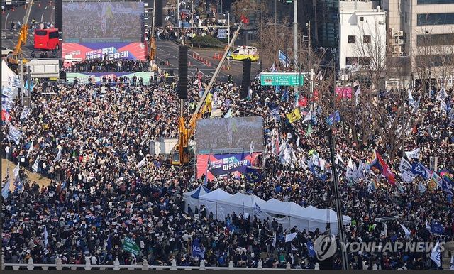 22일 서울 광화문 앞에서 윤석열 즉각퇴진·사회대개혁 16차 범시민대행진이 진행되고 있다. [사진=연합뉴스]