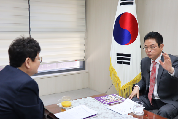 이철우 경상북도지사는 지난&nbsp;14일 서울 여의도 경북도 서울사무실에서 진행한 폴리뉴스 김능구 발행인과의&nbsp;‘베스트 단체장’&nbsp;인터뷰에서&nbsp;“APEC&nbsp;정상회의를 차질없이 준비하고 있다”며&nbsp;“미국 트럼프 대통령,&nbsp;중국 시진핑 주석 등이 참석할 것이다.&nbsp;북한 김정은 국무위원장이 참석하게 되면 세계 평화의 전환점이 되는 계기가 될 것”이라고 밝혔다.