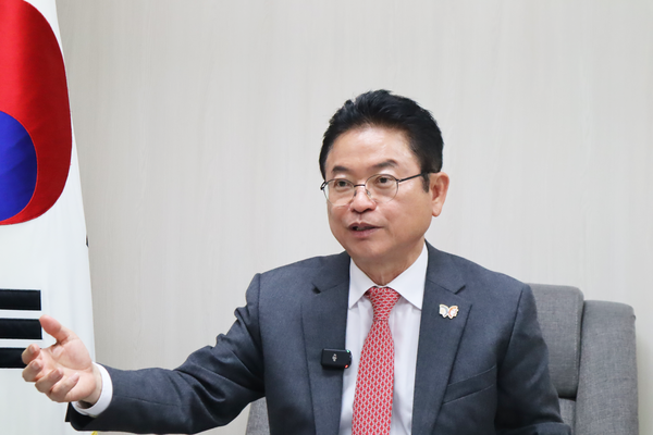 이철우 경상북도지사는 지난&nbsp;14일 서울 여의도 경북도 서울사무실에서 진행한 폴리뉴스 김능구 발행인과의&nbsp;‘베스트 단체장’&nbsp;인터뷰에서&nbsp;“저출산 문제와 지역소멸 문제 해결을 위해&nbsp;‘저출산과의 전쟁’을 선포하고 남녀 만남 주선부터 주택구입·육아돌봄까지 적극 지원하고 있다”고 밝혔다. [사진=폴리뉴스 이진걸PD]