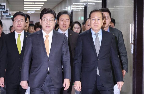 국민의힘 권영세 비상대책위원장과 권성동 원내대표가 24일 서울 여의도 국회에서&nbsp;한덕수&nbsp;국무총리 탄핵 기각과 관련한 입장을 밝히기 위해 회견장으로 향하고 있다. [사진=연합뉴스]