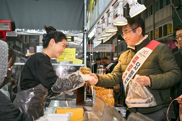 포항 죽도시장 민생현장 방문. [사진=경상북도청 제공]