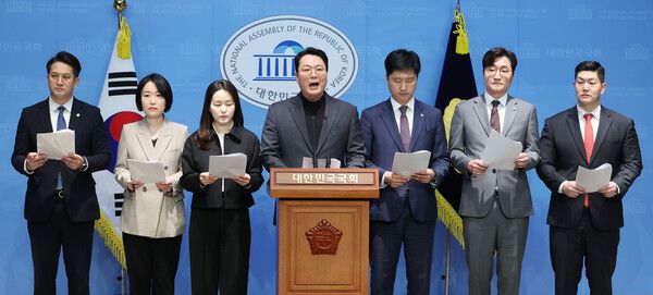 국민연금 개혁안에 반대하는 30·40세대 여야 의원들이 23일 국회 소통관에서 '더 나은 연금개혁을 요구하는 국회의원'이라는 이름 아래 모여 긴급 기자회견을 열고 있다. 왼쪽부터 더불어민주당 전용기, 이소영 의원, 개혁신당 이주영, 천하람 의원, 더불어민주당 장철민, 국민의힘 우재준, 김재섭 의원. [사진=연합뉴스]