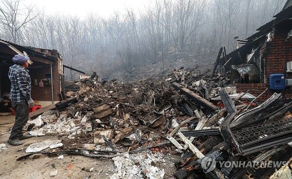 산불에 무너진 주택 [사진=연합뉴스]