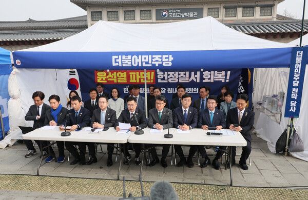 더불어민주당 박찬대 원내대표가 25일 서울 광화문 천막당사에서 열린 원내대책회의에서 발언하고 있다. [사진=연합뉴스]