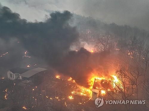 [사진=연합뉴스] 경북 의성군 대형&nbsp;산불&nbsp;발생 사흘째인 24일 의성군 옥산면 전흥리에서 강풍을 타고 번진&nbsp;산불이 민가를 덮치고 있다.&nbsp;
