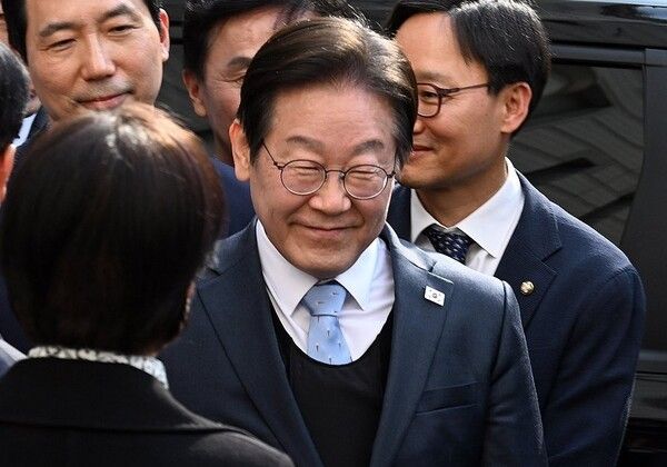 2심 선고 후 밝게 웃는 이재명 대표 [사진=연합뉴스]