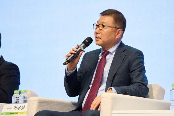 &nbsp;26일 서울 강남구 과학기술컨벤션 센터에서 개최된&nbsp;‘2025&nbsp;열린 주주총회’ 2부 열린 토론회에서&nbsp;풀무원&nbsp;이우봉 총괄CEO가&nbsp;2024년 사업 성과에 대해 설명하고 있다. [사진=풀무원]