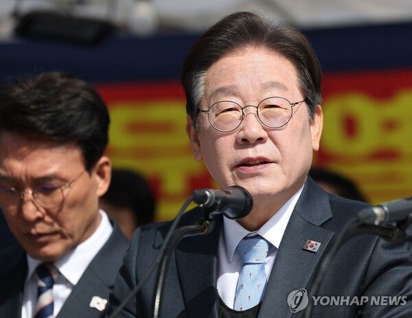 차기 대권주자 적합도 조사에서 이재명 더불어민주당 대표가 46.3%를 기록하며 여권 후보를 큰 격차로 앞서는 것으로 나타났다 [사진=연합뉴스]