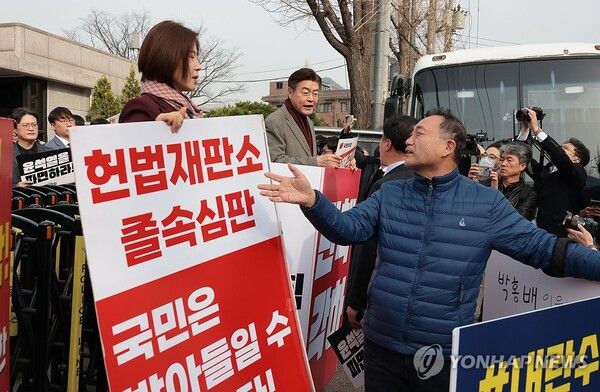 헌재 앞 대립하는 여야 [사진=연합뉴스]