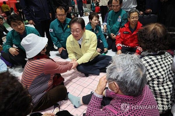 더불어민주당 이재명 대표가 27일 경북 영양군문화체육센터에 마련된 이재민 대피소를 방문해 영양 산불 피해 주민들을 위로하고 있다. [사진=연합뉴스]