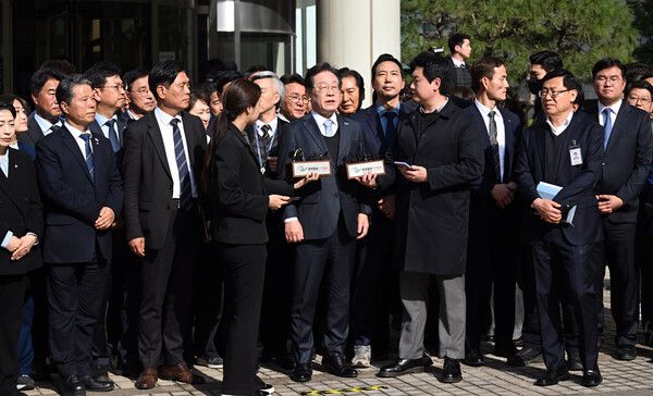 더불어민주당 이재명 대표가 26일 서울고등법원에서 열린 공직선거법 위반 사건 항소심에서 무죄를 선고받은 뒤 입장을 밝히고 있다. [사진=연합뉴스]