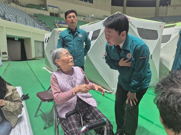 안철수 국민의힘 의원이 27일&nbsp;오후 영남권 산불 피해가 발생한 경북 안동의 이재민 대피소인 안동 체육관을 찾아 피해 주민들을 위로하고 있다. [사진=의원실 제공]