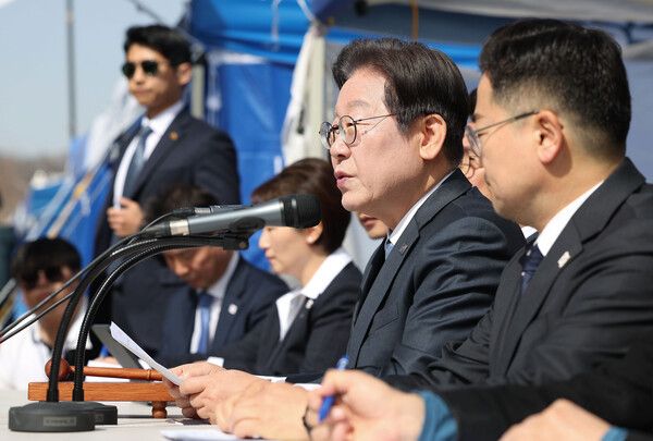 이재명 더불어민주당 대표가&nbsp; 26일 오전&nbsp; 열린 서울 광화문 천막당사에서 열린 최고위원회의에 참석해 모두발언을 하고 있다.[사진=연합뉴스]