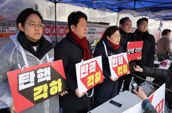 지난 16일 헌법재판소 앞에서 국민의힘 조지연,권영진,김정재,임종득,박준태 의원이 탄핵 각하를 촉구하며 릴레이 시위를 이어가고 있다. [사진=연합뉴스]