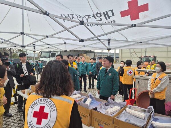 안철수 국민의힘 의원이 27일&nbsp;오후 영남권 산불 피해가 발생한 경북 안동의 이재민 대피소인 안동 체육관을 찾아 피해 상황을 점검하고 있다. [사진=의원실 제공]