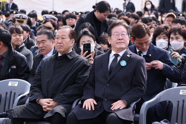 국민의힘 권영세 비대위원장과 더불어민주당 이재명 대표가 28일 국립대전현충원에서 열린 서해 수호의 날 기념식에 참석했다.[사진=연합뉴스]