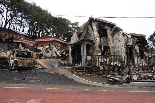 산불에 타버린 집과 자동차들 [사진=연합뉴스]
