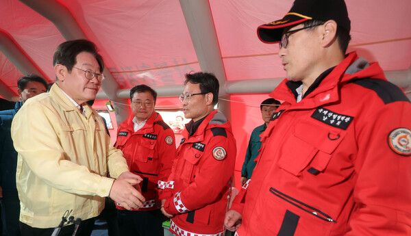 더불어민주당 이재명 대표가 28일 오후 경남 산청군 시천면 천평리에 마련된 산청 산불 현장지휘소로 찾아 관계자와 악수하고 있다. [사진=연합뉴스]