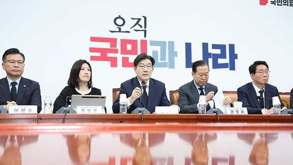 국민의힘 권영세 비대위원장과 권성동 원내대표 27일 국회에서 열린 비상대책위원회의에서 '이재명 무죄'를 판결한 재판부를 향해 강도높게 비판했다. [사진=연합뉴스]