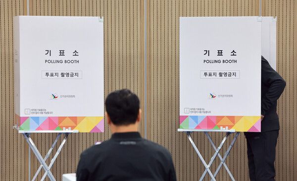 4·2재보궐선거 사전투표를 시작한 28일 서울 구로구 개봉2동주민센터에 마련된 사전투표소에서 유권자가 투표하고 있다. [사진=연합뉴스]