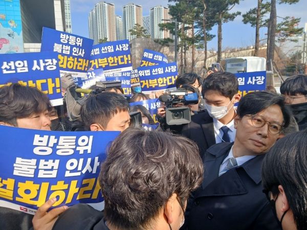 신동호&nbsp;EBS&nbsp;신임 사장 출근 저지 현장 [사진=전국언론노동조합&nbsp;EBS지부]