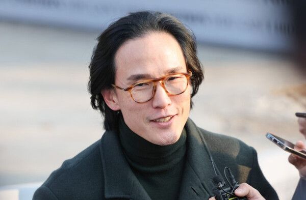 조현범 한국타이어앤테크놀로지(한국타이어) 회장이 지난 6일 스테판 윙켈만 람보르기니 회장과 면담하기 위해 서울 광진구 파이팩토리 스튜디오로 들어서며 취재진 질문에 답하고 있다. [사진=연합뉴스]