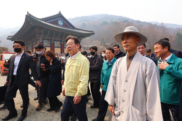 더불어민주당&nbsp;이재명&nbsp;대표가 27일 이번&nbsp;산불로 소실된 경북 의성군 단촌면 고운사를 방문하고 있다.[사진=연합뉴스]