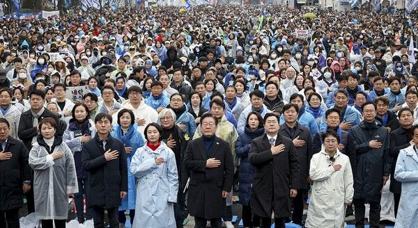 이재명 더불어민주당 대표가 지난 1일 서울 안국동사거리에서 열린 야 5당 공동 내란종식·민주헌정수호를 한 윤석열 파면 촉구 범국민대회에 참석하여 피켓을 들고 구호를 외치고 있다. [사진=더불어민주당]