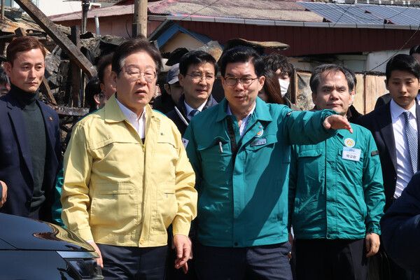 더불어민주당&nbsp;이재명&nbsp;대표(앞줄 왼쪽)가 29일 경북 영덕군 영덕읍 노물리를 찾아 김광열 영덕군수(앞줄 오른쪽)로부터&nbsp;산불&nbsp;피해 현황을 듣고 있다.
