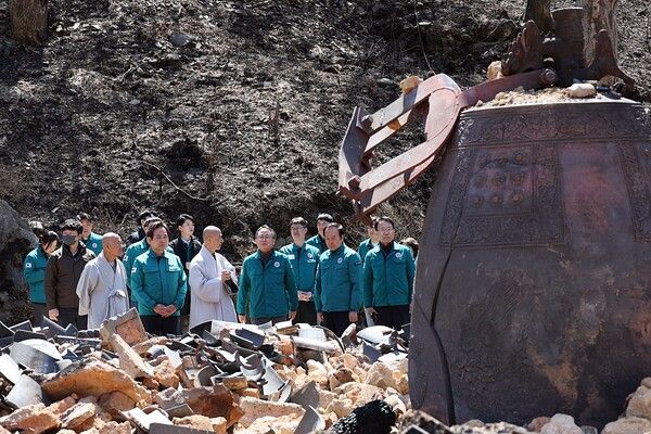 고기동 중앙재난안전대책본부장(행안부 장관 직무대행)이 30일 경북 의성군&nbsp;산불피해 현장 고운사에서 피해상황 등을 점검하고 있다. [사진=연합뉴스]