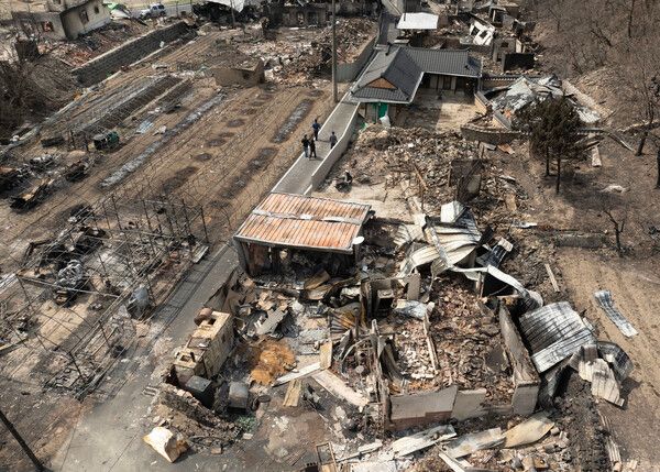 &nbsp;29일 경북 안동시 임하면 추목리 주택들이&nbsp;산불로 무너져 있다.[사진=연합뉴스]