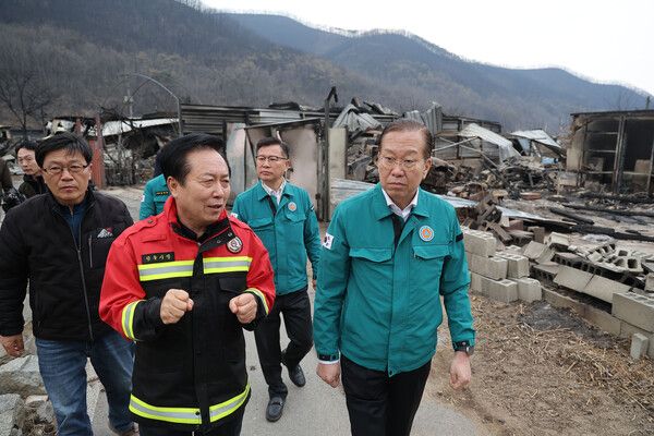 국민의힘 권영세 비상대책위원장이 28일 산불 피해를 입은 경북 안동시 임하면 추목리 한 마을을 찾아 피해 상황을 점검하고 있다. [사진=연합뉴스]