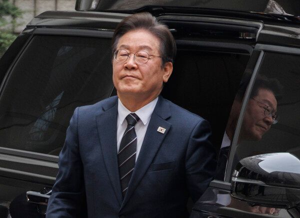 지난 25일 이재명 더불어민주당 대표가&nbsp;서울중앙지법에서 열린 '대장동·위례·백현동·성남FC 사건' 1심 공판에 출석하고 있다. 오늘(31일) 열릴 예정이었던 '대장동 개발 비리' 재판에는 증인 출석하지 않았다.[사진=연합뉴스]