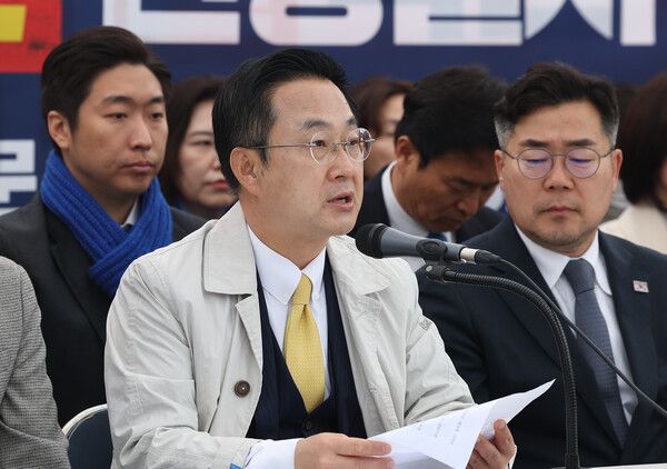 더불어민주당&nbsp;박성준&nbsp;원내수석부대표가 27일 서울 종로구 광화문 천막당사에서 열린 정책조정회의에서 발언하고 있다. [사진=연합뉴스]