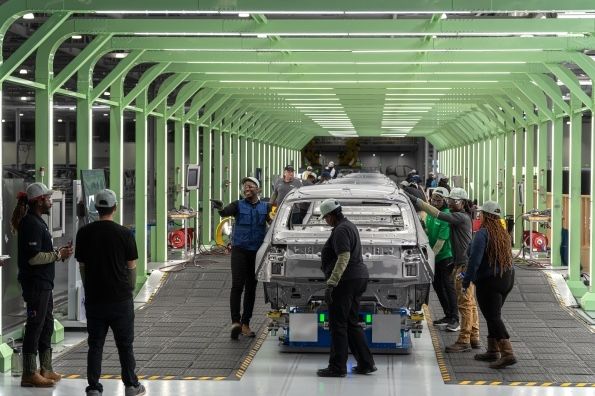미국 조지아주 '현대차그룹 메타플랜트 아메리카'(HMGMA)에서 작업자들이 아이오닉5를 조립하는 모습 [사진=연합뉴스]