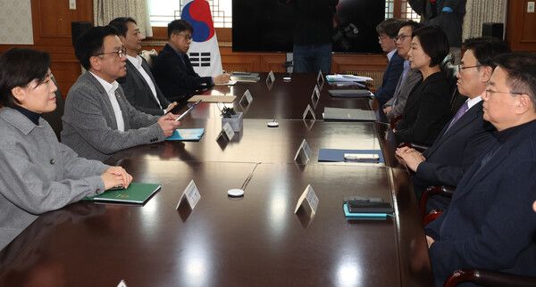 최상목 부총리 겸 기획재정부 장관이 30일 정부서울청사에서 긴급현안 관련 경제관계 장관 간담회를 하고 있다.[사진=연합뉴스]