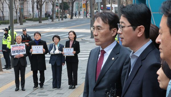 국민의힘&nbsp;주진우&nbsp;법률자문위원장(오른쪽 세번째)이 31일 서울 종로구 서울경찰청에서 더불어민주당 이재명 대표와 민주당 초선의원 전원, 방송인 김어준 씨 등 72명을 내란음모 혐의로 고발한 뒤 나와 입장을 발표하고 있다.&nbsp;왼쪽은 주 위원장 등을 무고죄로 고발하기 위해 대기 중인 조국혁신당 의원들. [사진=연합뉴스]