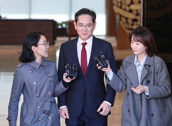 중국을 방문했던 이재용 삼성전자 회장이 28일 오후 서울 강서구 김포공항을 통해 귀국하고 있다. [사진=연합뉴스]