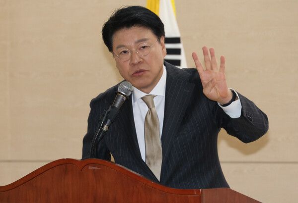 장제원 전 의원의&nbsp; 비서 A씨는 성폭력 혐의를 입증하기 위한 추가 증거를 제출했다.[사진=연합뉴스]